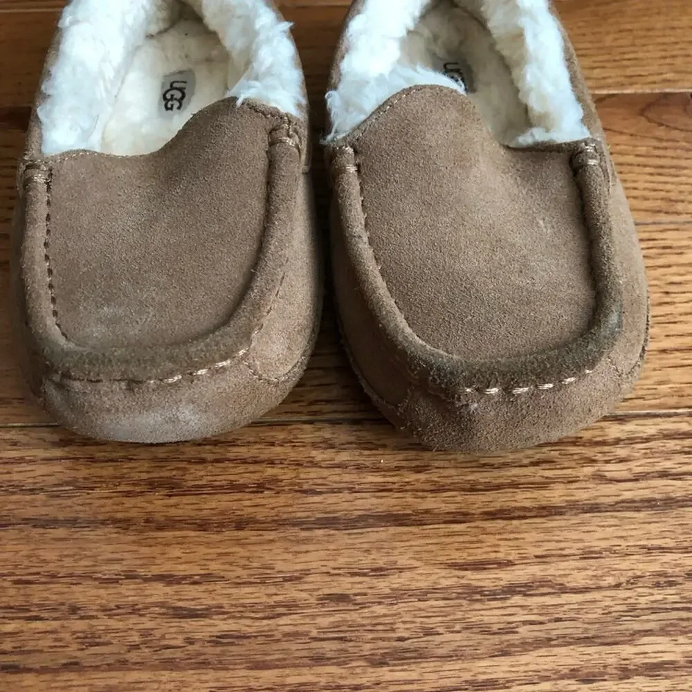UGG Kids Ascot Chestnut Suede Slip-On Moccasin Slippers Little Boy’s Size 2